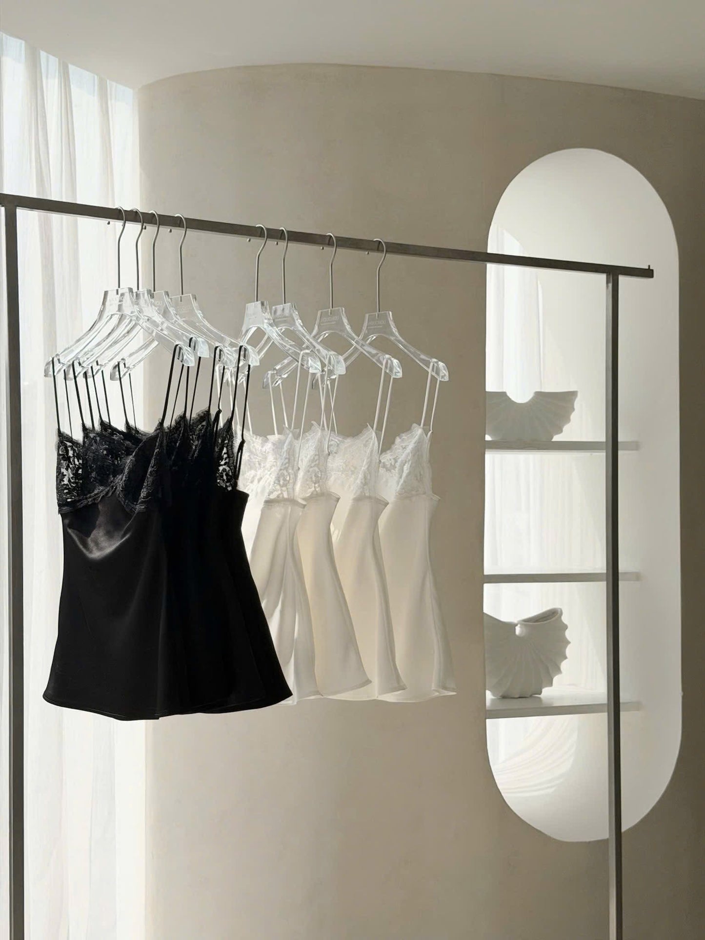 KJ506 TOP Satin top ( Black & White )